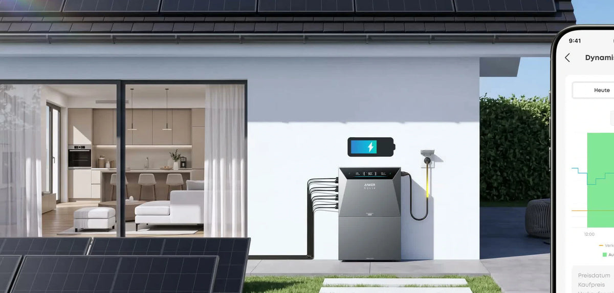 Anker SOLIX Solarbank 4 mit Solarmodulen vor einem Wohnhaus.