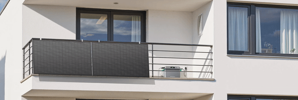 Solarmodule und Zendure Speichersystem auf einem Balkon.