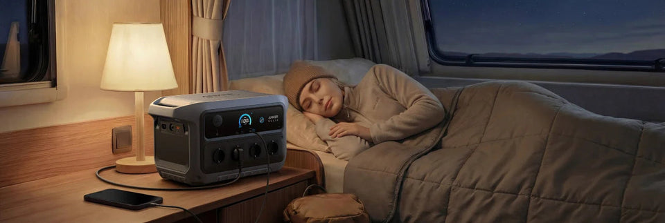 Anker SOLIX C2000 Gen 2 neben einem Bett in einem Wohnmobil.