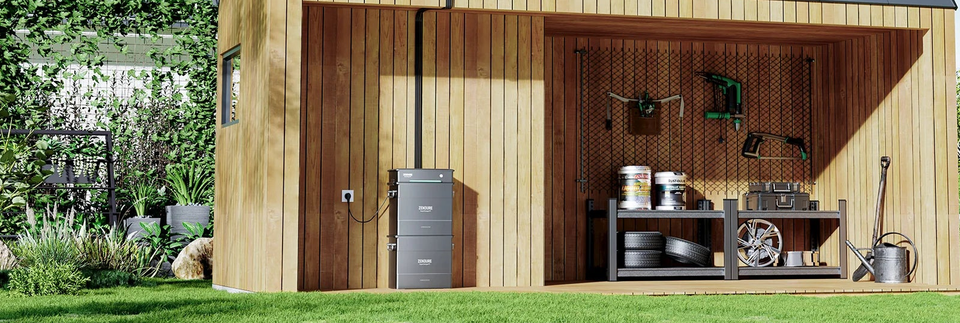 Zendure Speicher mit Erweiterungsbatterien an einem Holzhaus mit Photovoltaik.