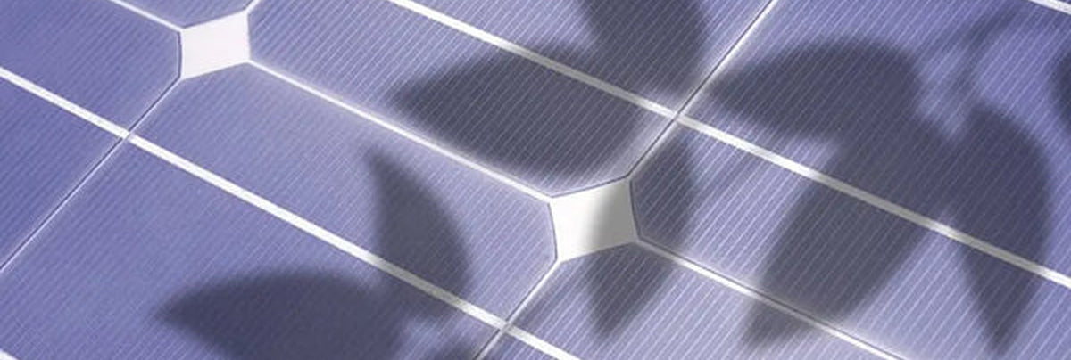 Schatten fallen auf die Zellen eines Photovoltaikmoduls.