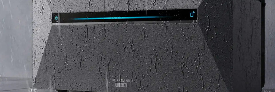 Nahansicht der Anker SOLIX Solarbank 3 Pro mit Regentropfen.
