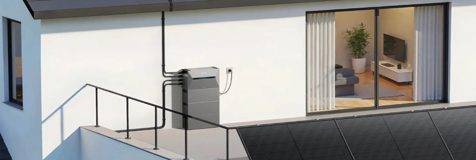 Anker SOLIX Speichersystem und Solarmodule an einem Wohnhausbalkon.