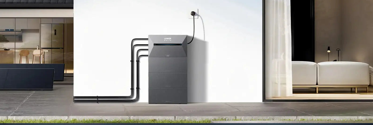 Anker SOLIX Speichersystem an einer Außenwand neben dem Wohnbereich.