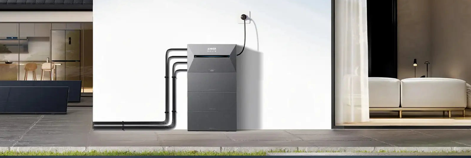 Anker SOLIX Speichersystem an einer Außenwand neben dem Wohnbereich.