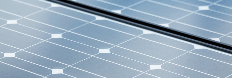 Nahansicht von Photovoltaikzellen auf einem Solarmodul.