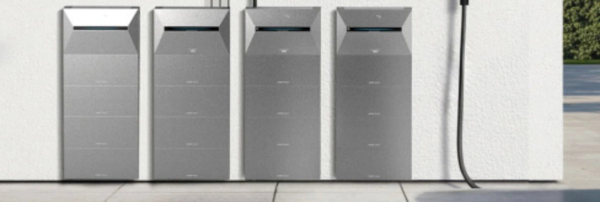 Anker SOLIX Speichereinheiten und Erweiterungsbatterien an einer geschützten Außenwand.