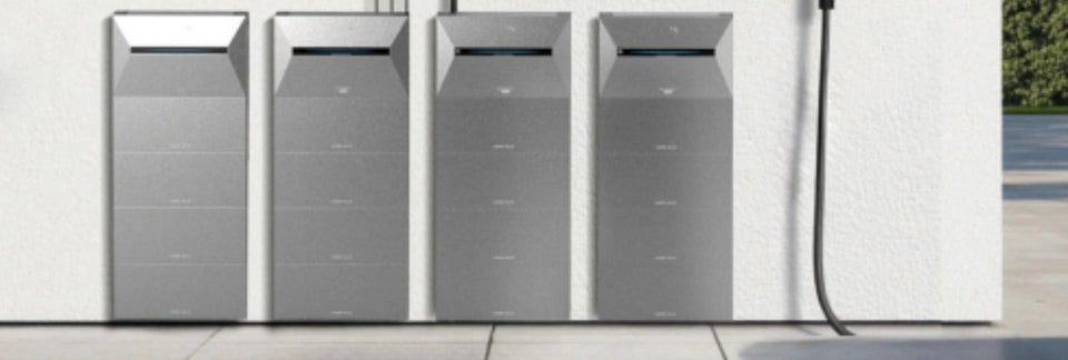 Anker SOLIX Speichereinheiten und Erweiterungsbatterien an einer geschützten Außenwand.
