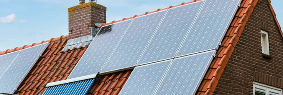 Photovoltaikmodule auf einem roten Ziegeldach.