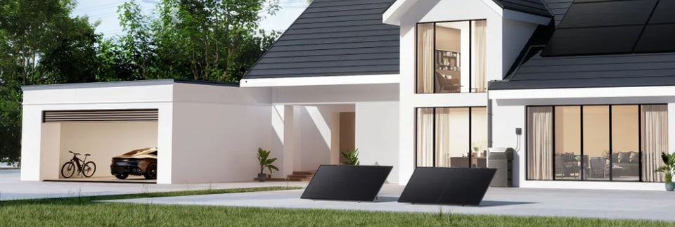 Wohnhaus mit Solaranlage und Modulen vor der Terrasse.