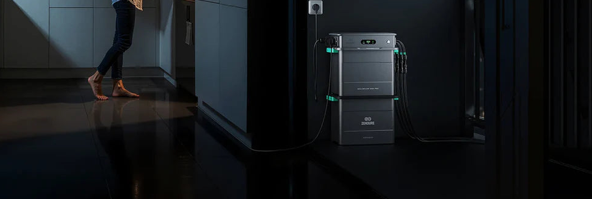 Zendure SolarFlow 800 Pro im Küchenbereich neben einem Kühlschrank.