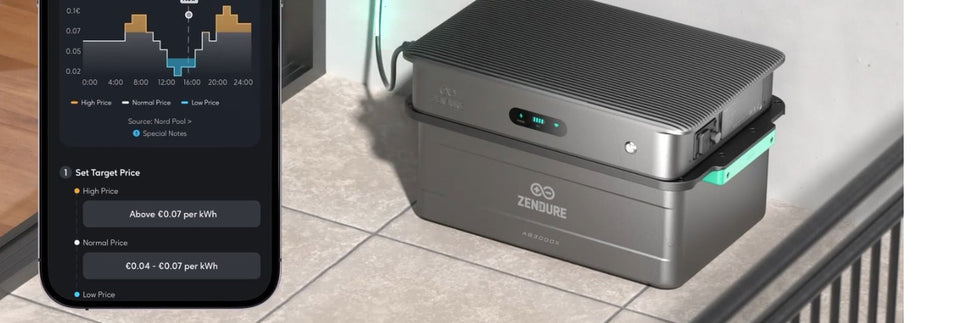 Zendure SolarFlow 2400 AC am Fenster neben einem Smartphone mit Energieübersicht.