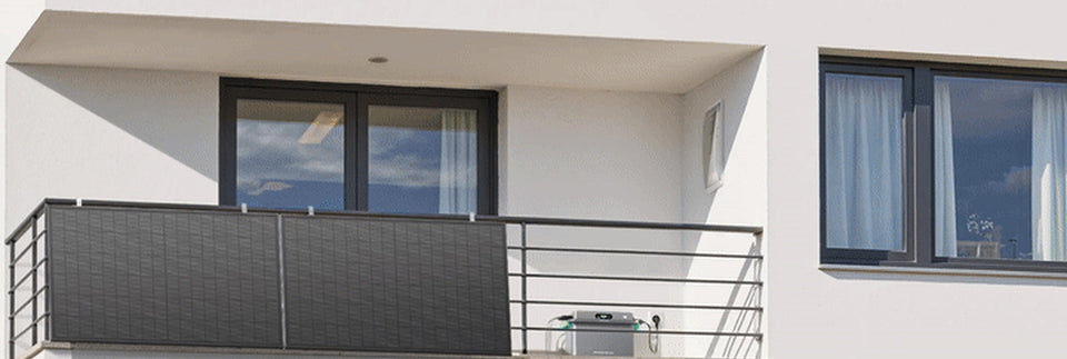 Solarmodule und Zendure Speichersystem auf einem Balkon.