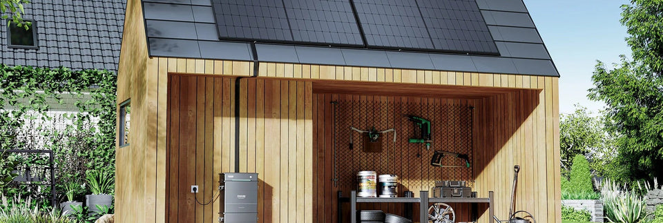 Zendure Speicher mit Erweiterungsbatterien an einem Holzhaus mit Photovoltaik.