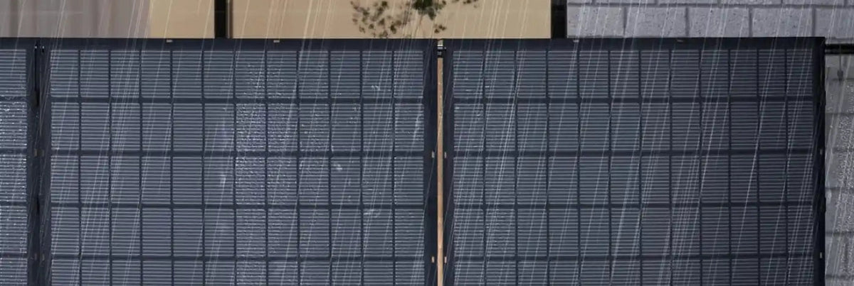 Flexible RENEPV-Solarmodule an einem Balkongeländer vor einer Hauswand bei Regen.