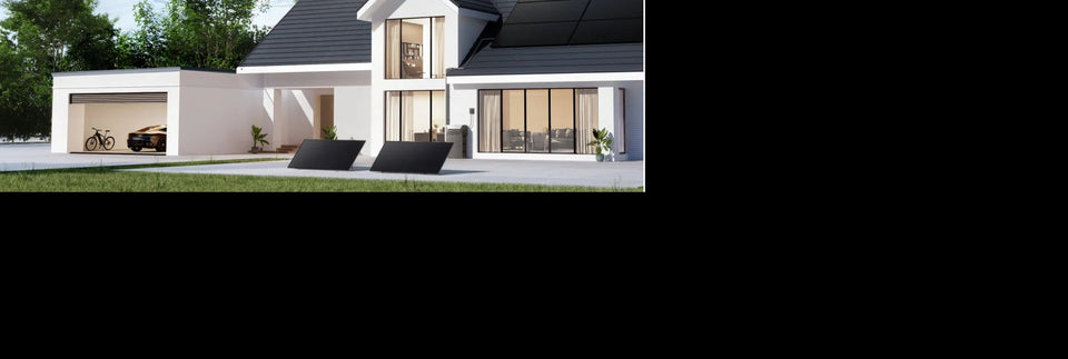 Solarmodule vor einem Wohnhaus mit Dachphotovoltaik.