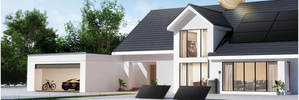 Wohnhaus mit Solaranlage und Modulen vor der Terrasse.