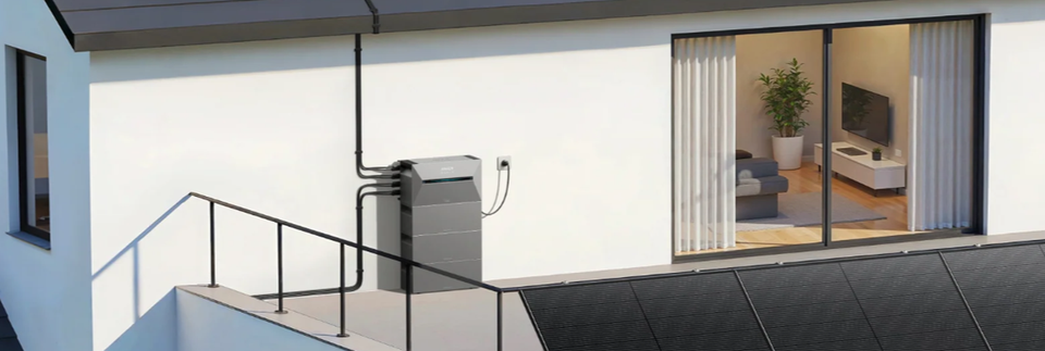 Anker SOLIX Speichersystem und Solarmodule an einem Wohnhausbalkon.