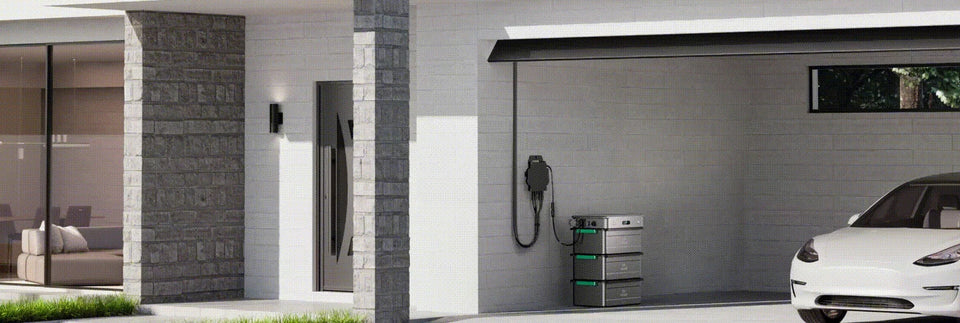 Zendure Speichersystem vor einer Garage mit Solarmodulen auf dem Dach.