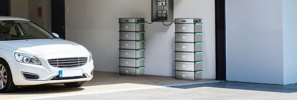 Zwei Zendure SolarFlow 2400 AC Speichersysteme mit AB3000X-Erweiterungsbatterien in einer Garage.