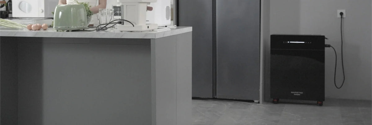 Marstek Venus E im Küchenbereich neben dem Kühlschrank.