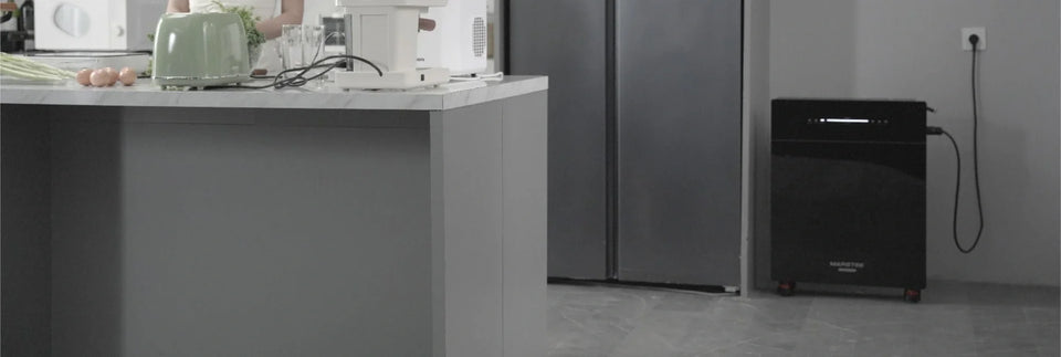 Marstek Venus E im Küchenbereich neben dem Kühlschrank.