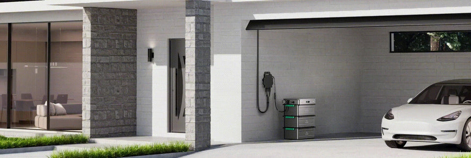 Zendure Speichersystem vor einer Garage mit Solarmodulen auf dem Dach.