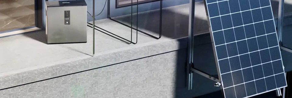 Hoymiles MS-A2 und Solarmodule an einem Balkon.