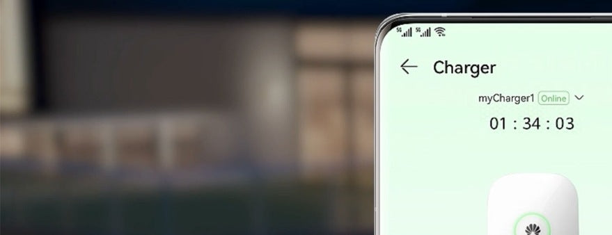 Huawei FusionSolar-App mit Ladeübersicht des Smart Chargers vor einem Wohnhaus.