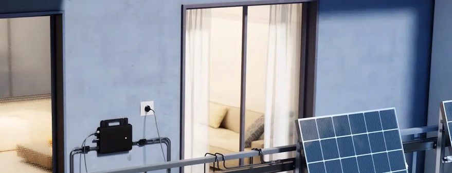 Hoymiles MS-A2 und Solarmodule an einem Balkon.