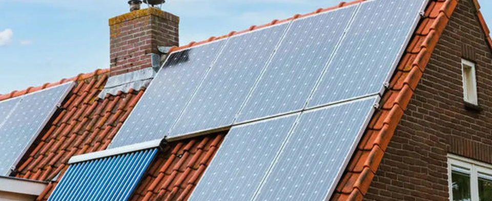 Photovoltaikmodule auf einem roten Ziegeldach.