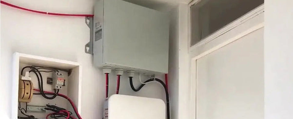 Installierte Huawei Backup Box mit Wechselrichter und Verkabelung an einer Wand.