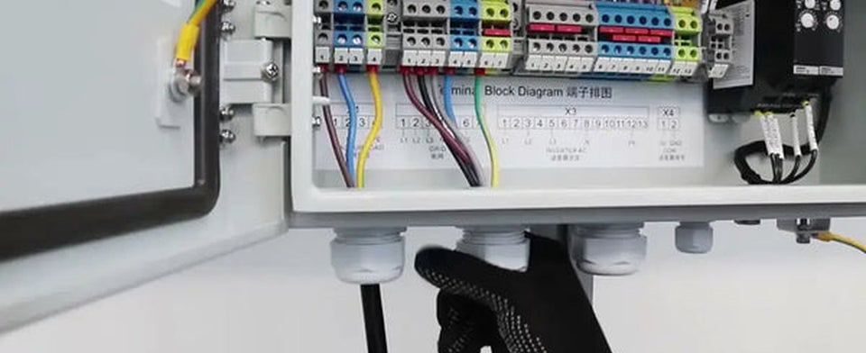 Geöffnete Backup Box mit Anschlussklemmen und einer Person bei der Installation.