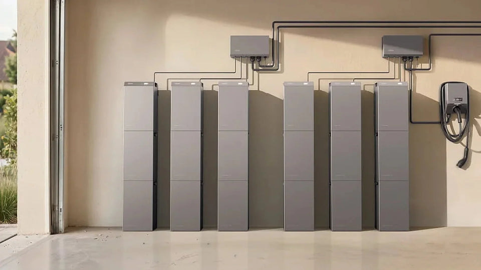 EcoFlow STREAM Speichersystem mit mehreren Batterien und einer Wallbox in einer Garage.