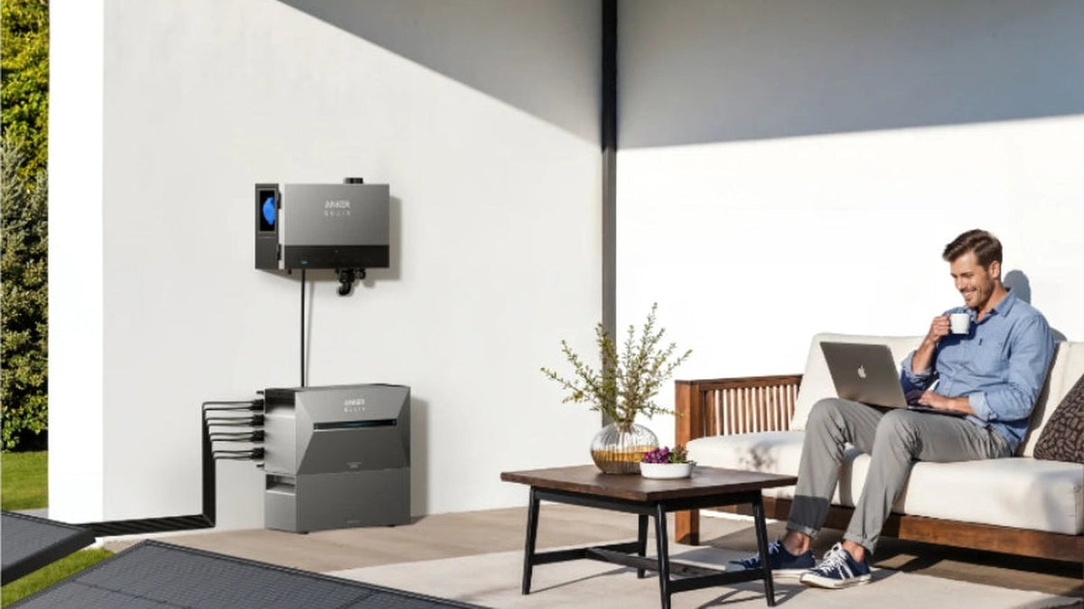 Anker SOLIX Power Dock und Solarbank an einer Terrasse mit Solarmodulen.