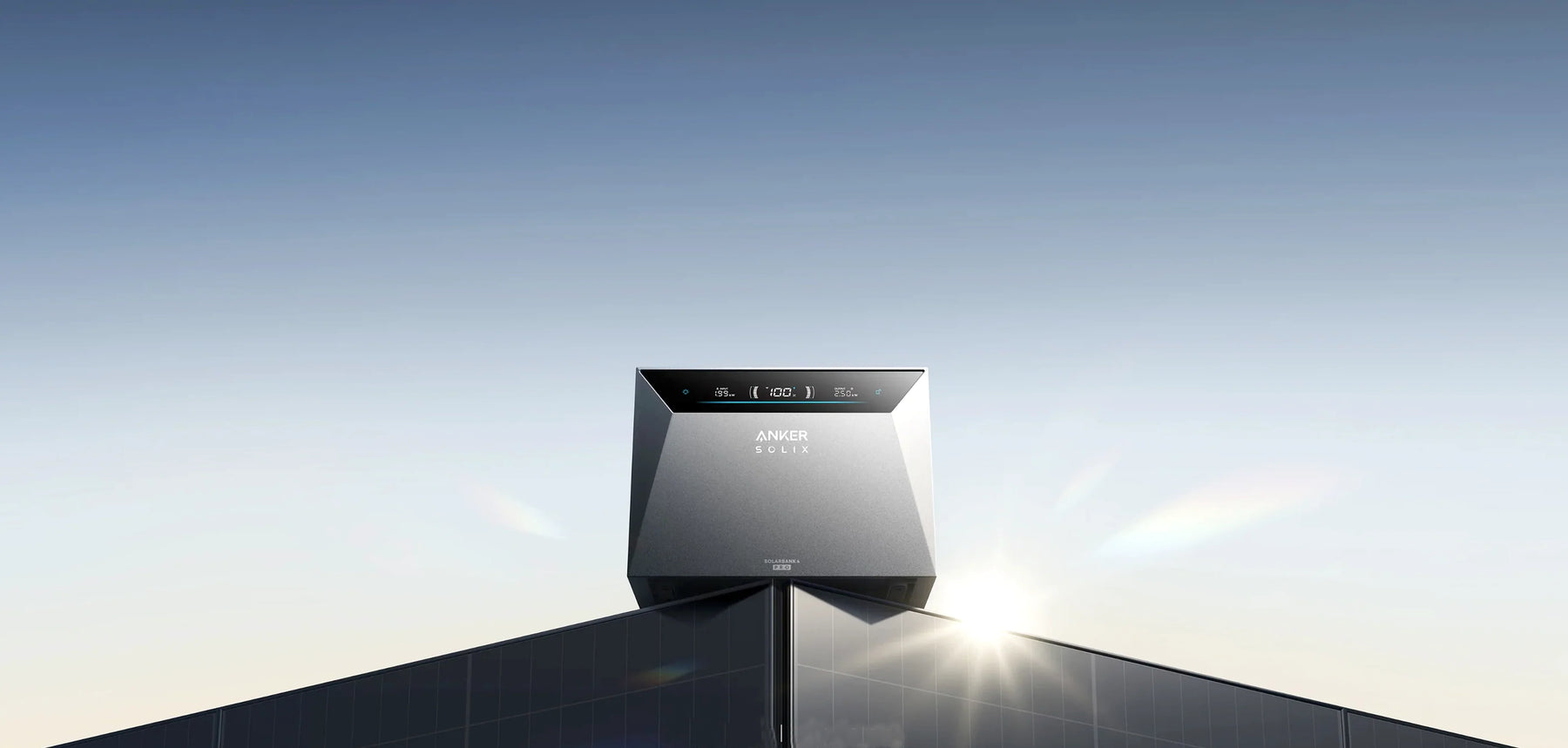 Anker SOLIX Solarbank 4 E5000 Pro frente a paneles solares bajo la luz del sol.