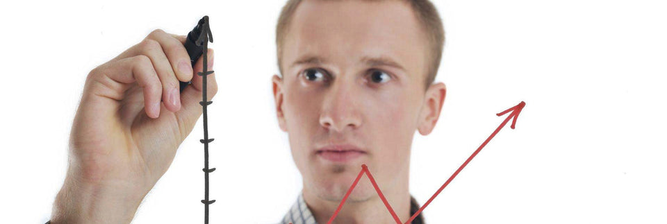 Mann zeichnet ein steigendes Diagramm als Symbol für dynamische Strompreise