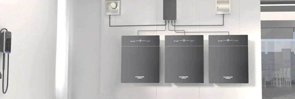 Drei MARSTEK Venus E Heimspeicher in einer Hausinstallation