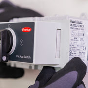 Fronius Backup Switch 1PN/3PN-63A bei der Montage auf der Hutschiene