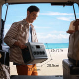 El hombre levanta el Anker Estación de energía portátil SOLIX C1000X en la playa, mostrando el tamaño y la calidad del producto.