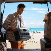 Mann hebt die Anker SOLIX C1000X Tragbare Powerstation am Strand an, zeigt Größe und Qualität des Produkts.