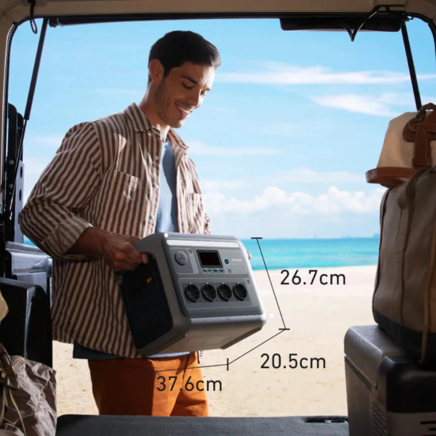 Mann hebt die Anker SOLIX C1000X Tragbare Powerstation am Strand an, zeigt Größe und Qualität des Produkts.