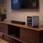 Anker SOLIX S2000 – Anwendungsszene neben einem Fernseher