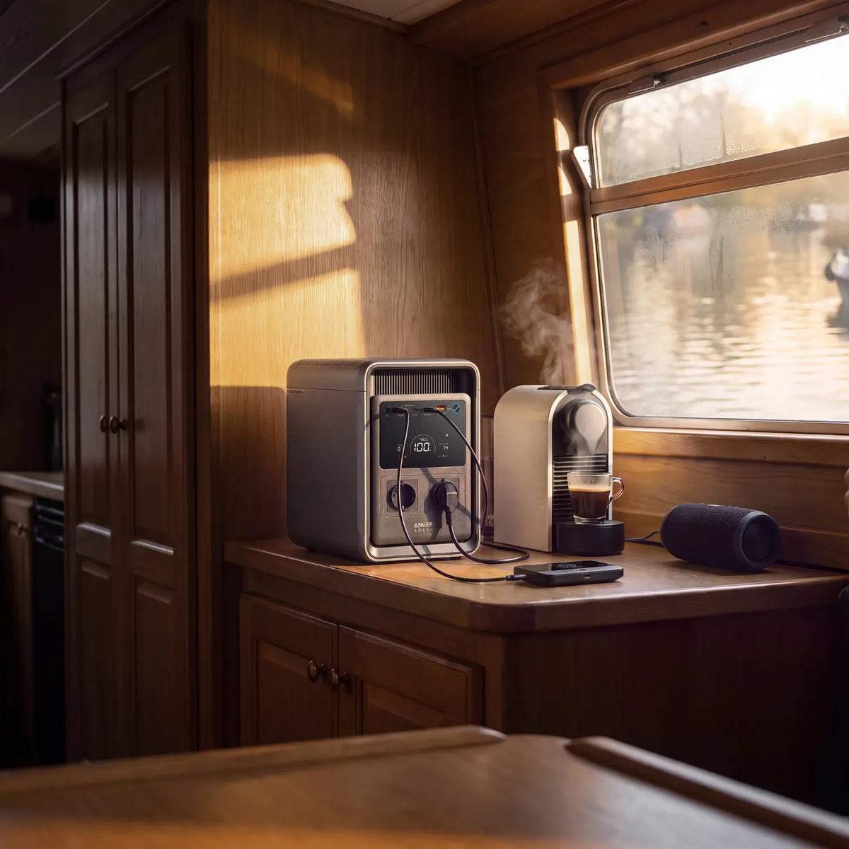 Anker SOLIX S2000 – Anwendungsszene mit Kaffeemaschine im Wohnmobil