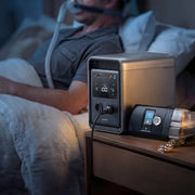 Anker SOLIX S2000 – Anwendungsszene mit einem Atemtherapiegerät; keine medizinische Versorgungsgarantie