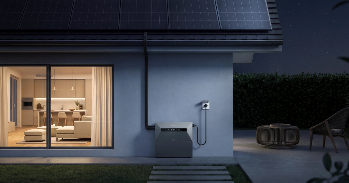 Anker SOLIX Solarbank Max mit zusätzlicher Erweiterungsbatterie an einer Hauswand bei Nacht