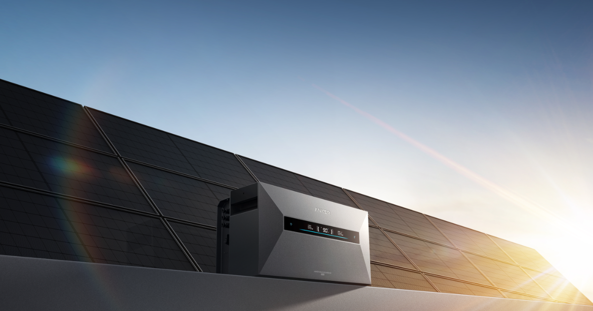 Anker SOLIX Solarbank Max vor einer Dachanlage mit Solarmodulen als Systemdarstellung