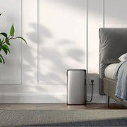 EcoFlow STREAM Ultra 2000W AllinOne Stromspeicher Komplettset neben einem Bett in einem modernen Raum.