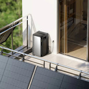 EcoFlow STREAM Ultra 2000W AllinOne Stromspeicher Komplettset auf Balkon neben Solarpanelen.