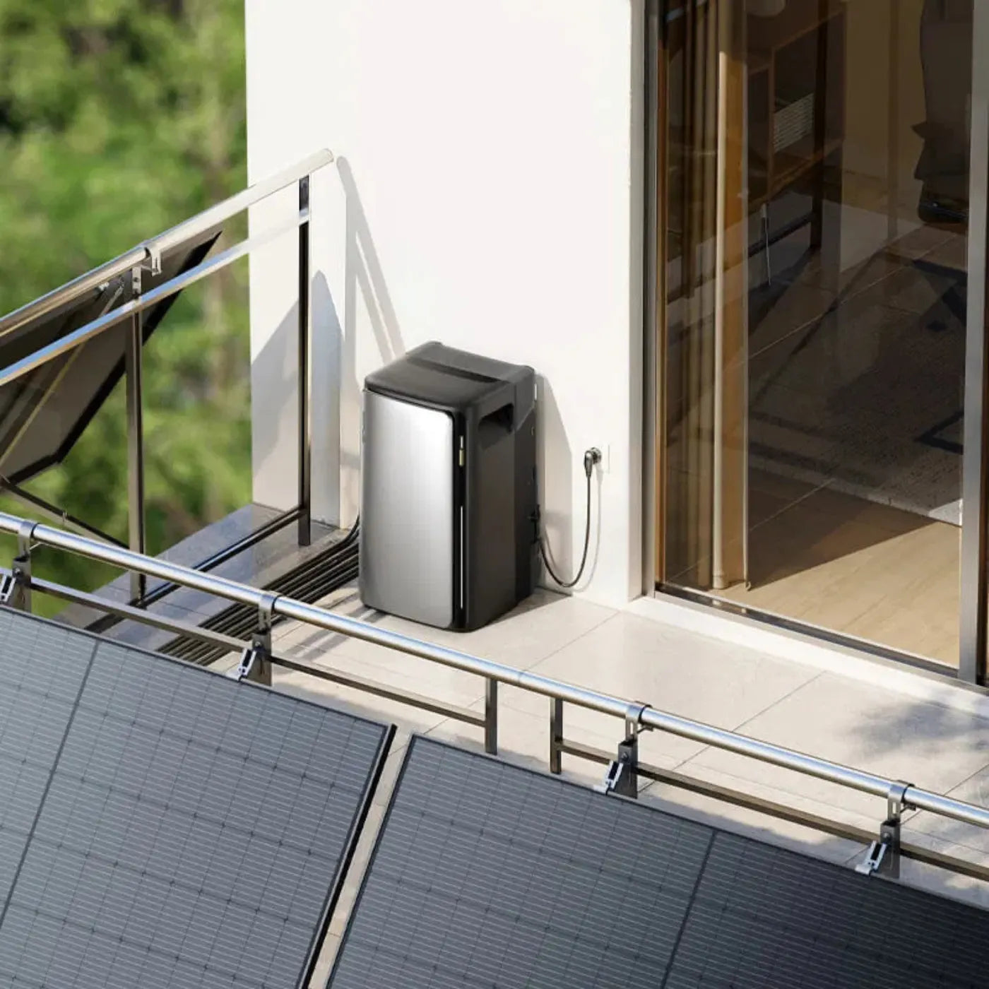 EcoFlow STREAM Ultra 2000W AllinOne Stromspeicher Komplettset auf Balkon neben Solarpanelen.